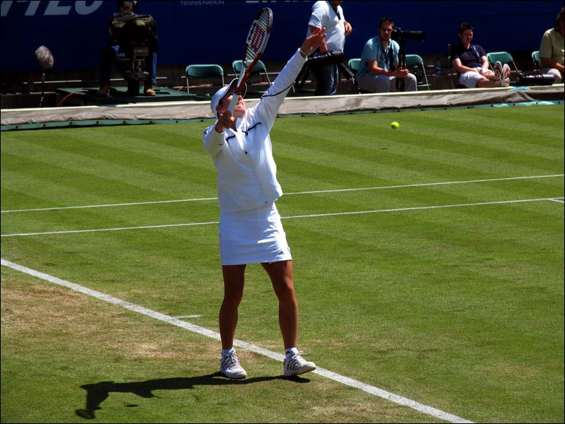 gal/holiday/Eastbourne Tennis - 2006/Henin_Hardenne serving_IMG_1096.JPG